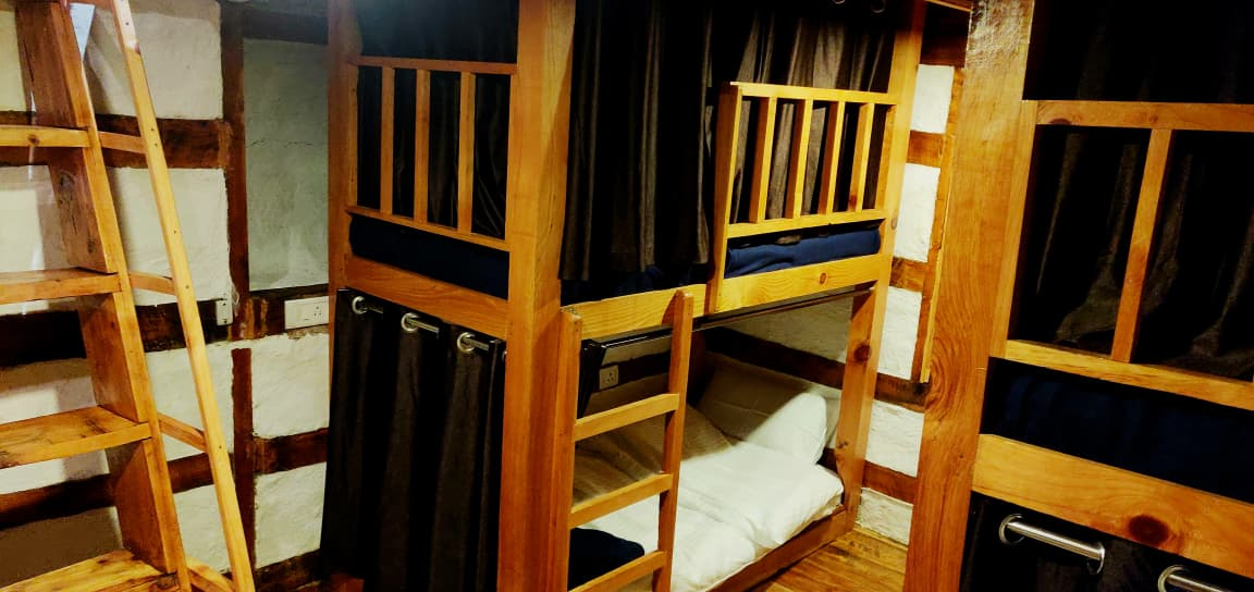 Parvati's Lap Hostel and Villa parvati valley, kasol, Himalayas - Spacious 4-bed balcony dorm featuring solid wooden bunk beds with privacy curtains. Perfect for backpackers looking for affordable accommodation in Parvati Valley without compromising on comfort.