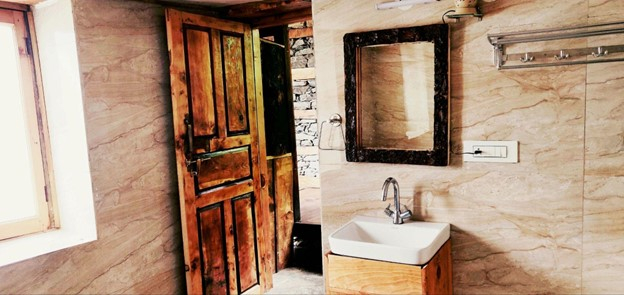 Parvati's Lap Hostel and Villa parvati valley, kasol, Himalayas - Clean attached bathroom ensures convenience for group travelers. Ideal for friends or small trekking groups visiting Kheerganga and Tosh.